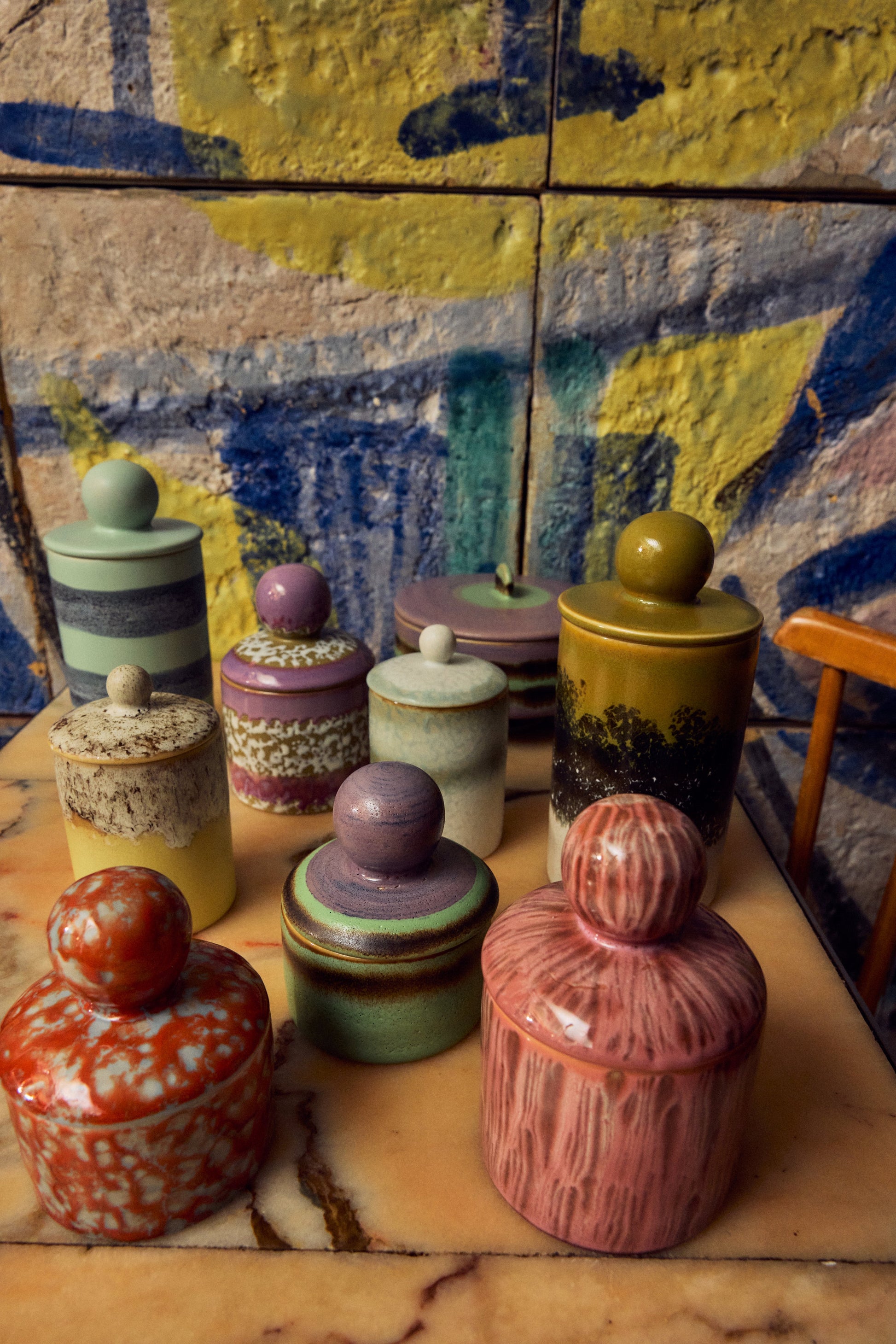 HKLiving 70's Voorraadpotje M Truffle op een tafel tussen decoratie