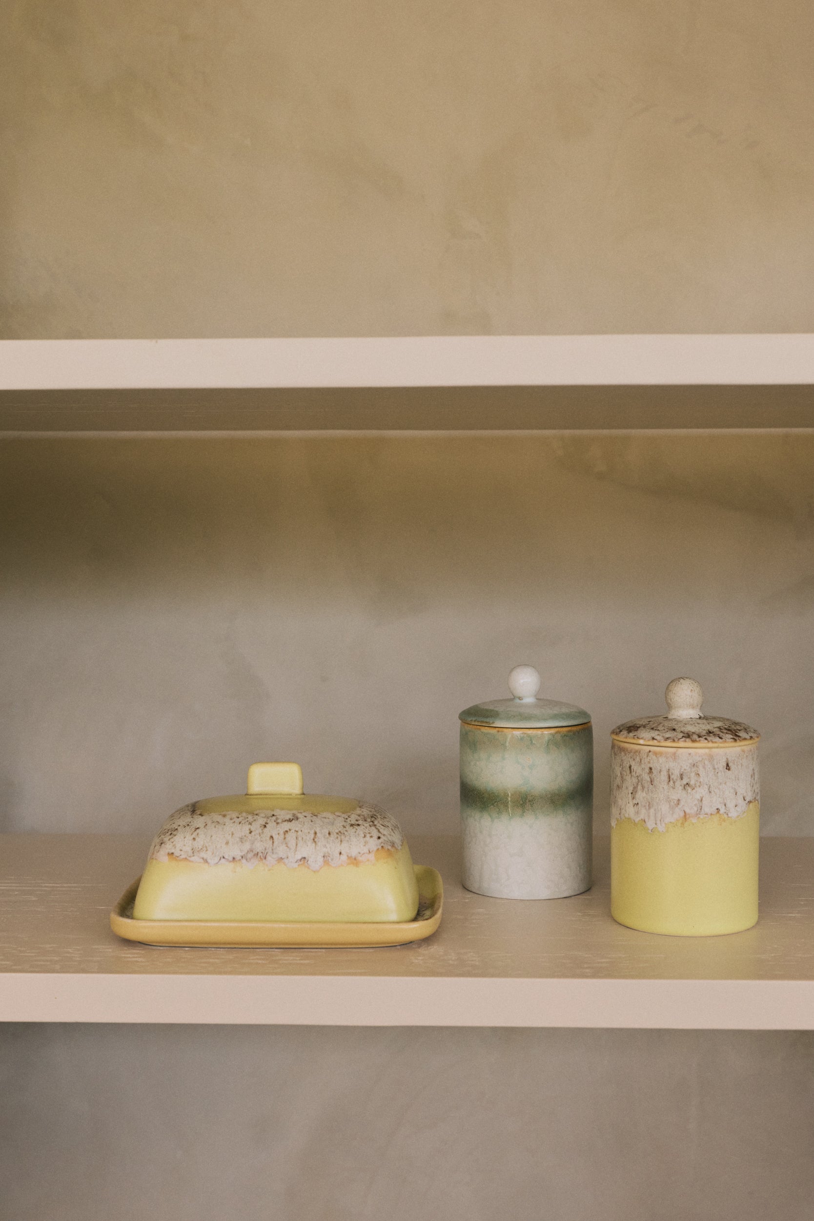 HKLiving 70's Voorraadpotje Custard op een plank onder een kaasstolp