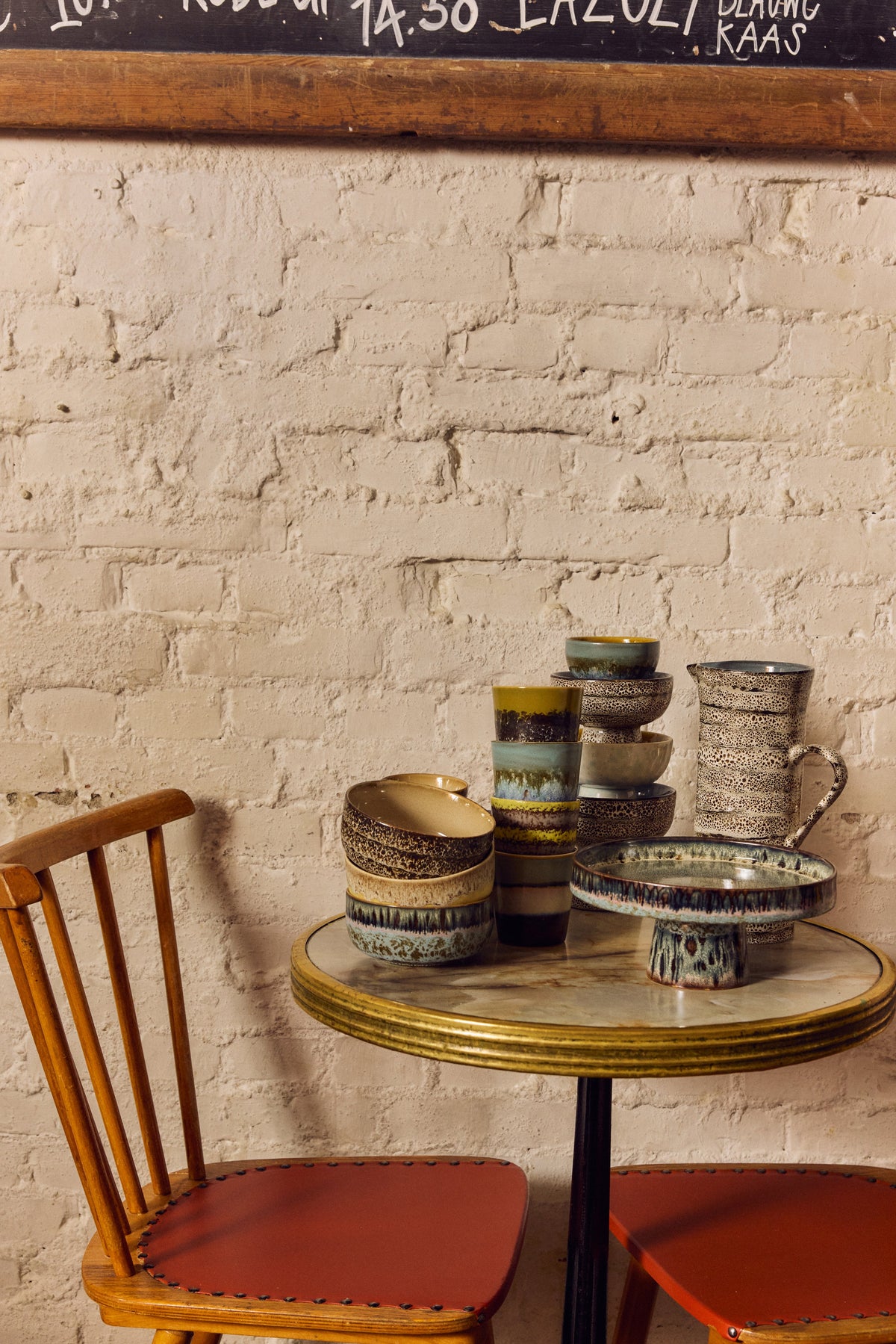 HKLiving 70's Taartplateau Birthstone op een houten tafel tussen decoratie