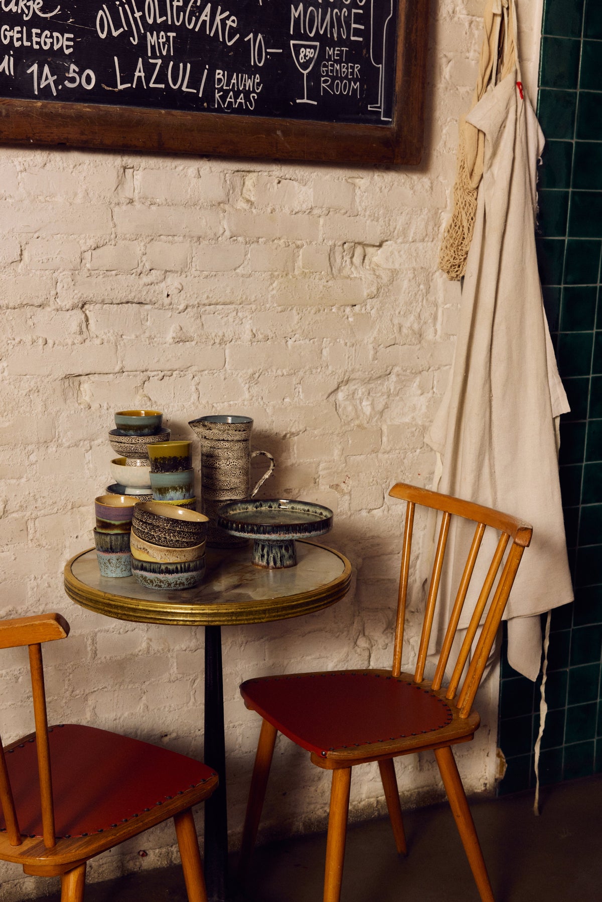 HKLiving 70's Taartplateau Birthstone op een houten stoel