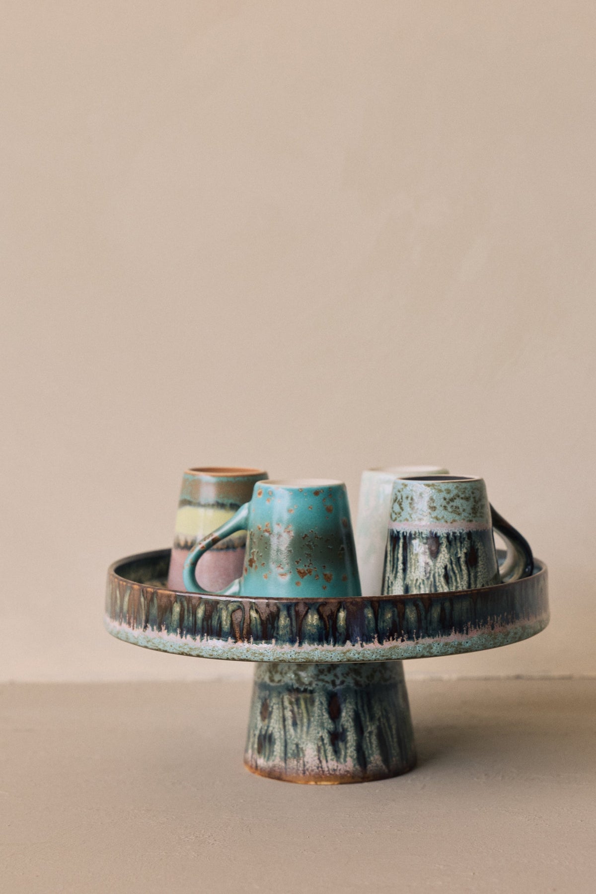 HKLiving 70's Taartplateau Birthstone met kopjes erop