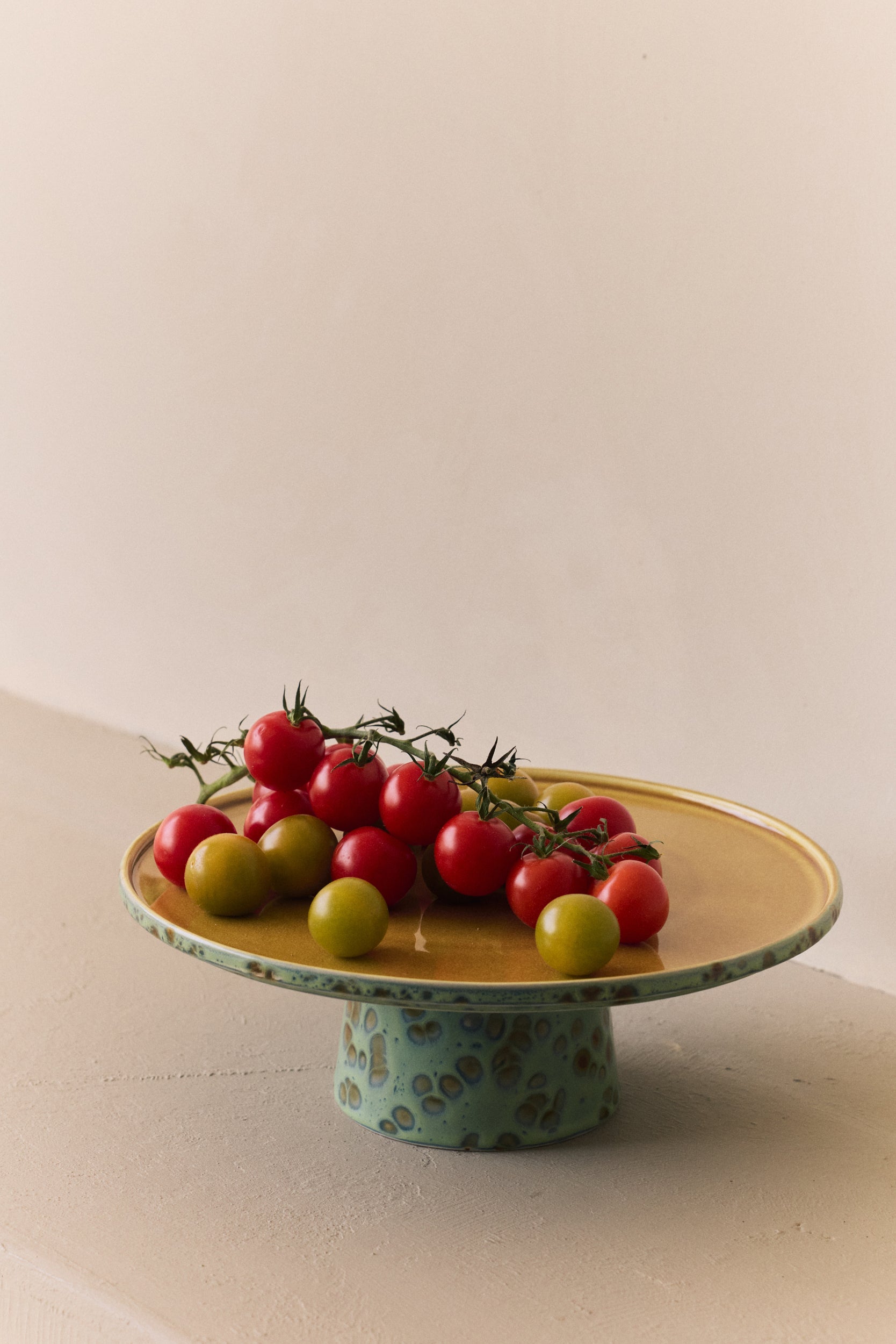HKLiving 70's Taartplateau M Turquoise met kerstomaatjes erop