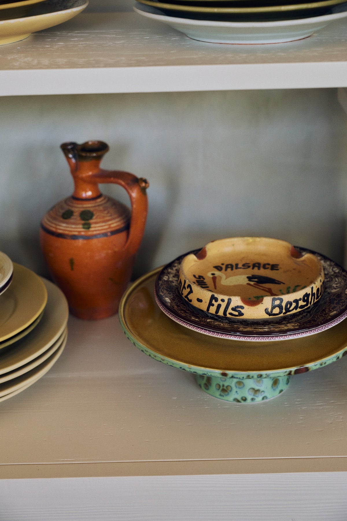 HKLiving 70's Taartplateau M Turquoise op een tafel tussen servies