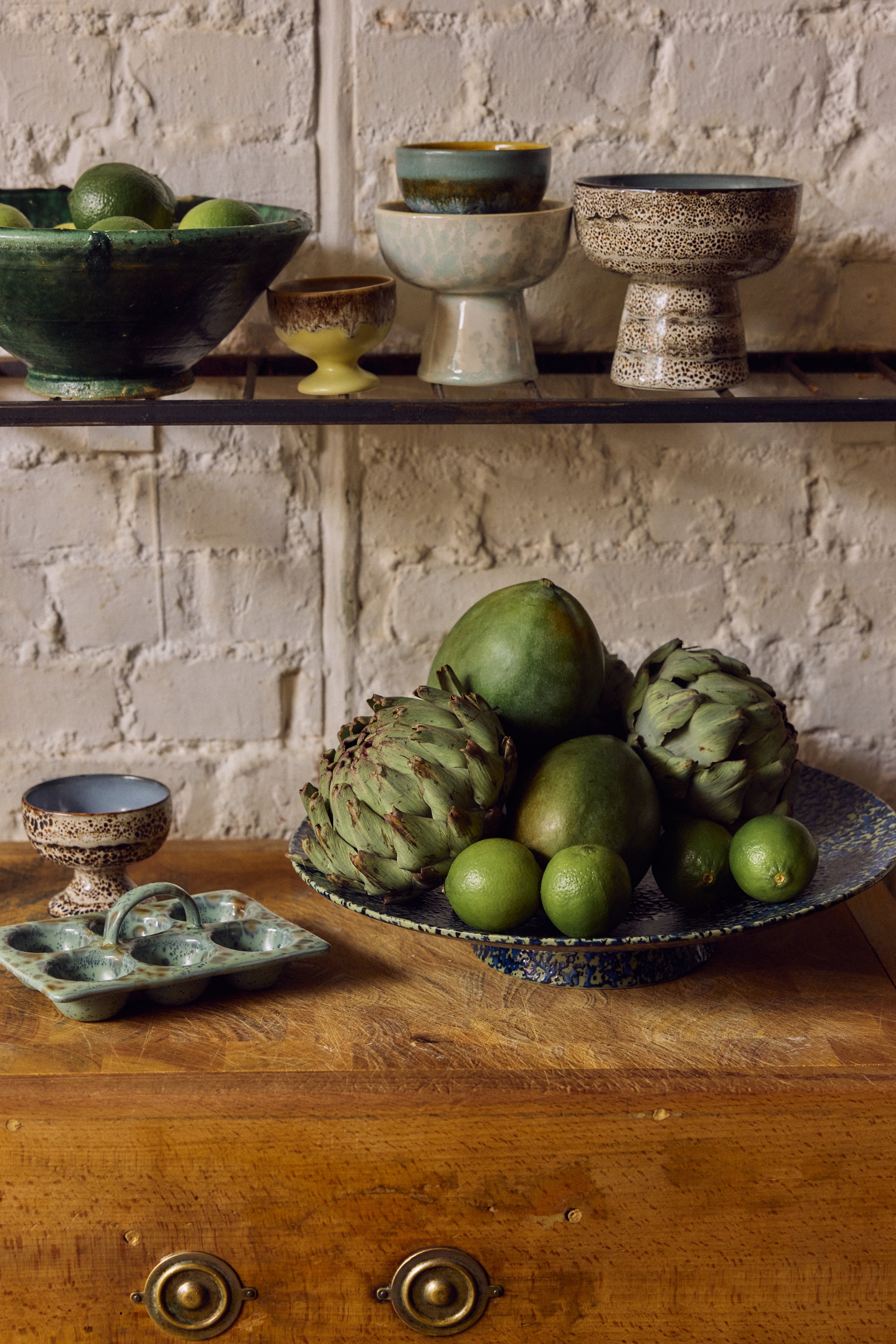 HKLiving 70's Fruitschaal plat Noise op een houten kist tussen groen fruit