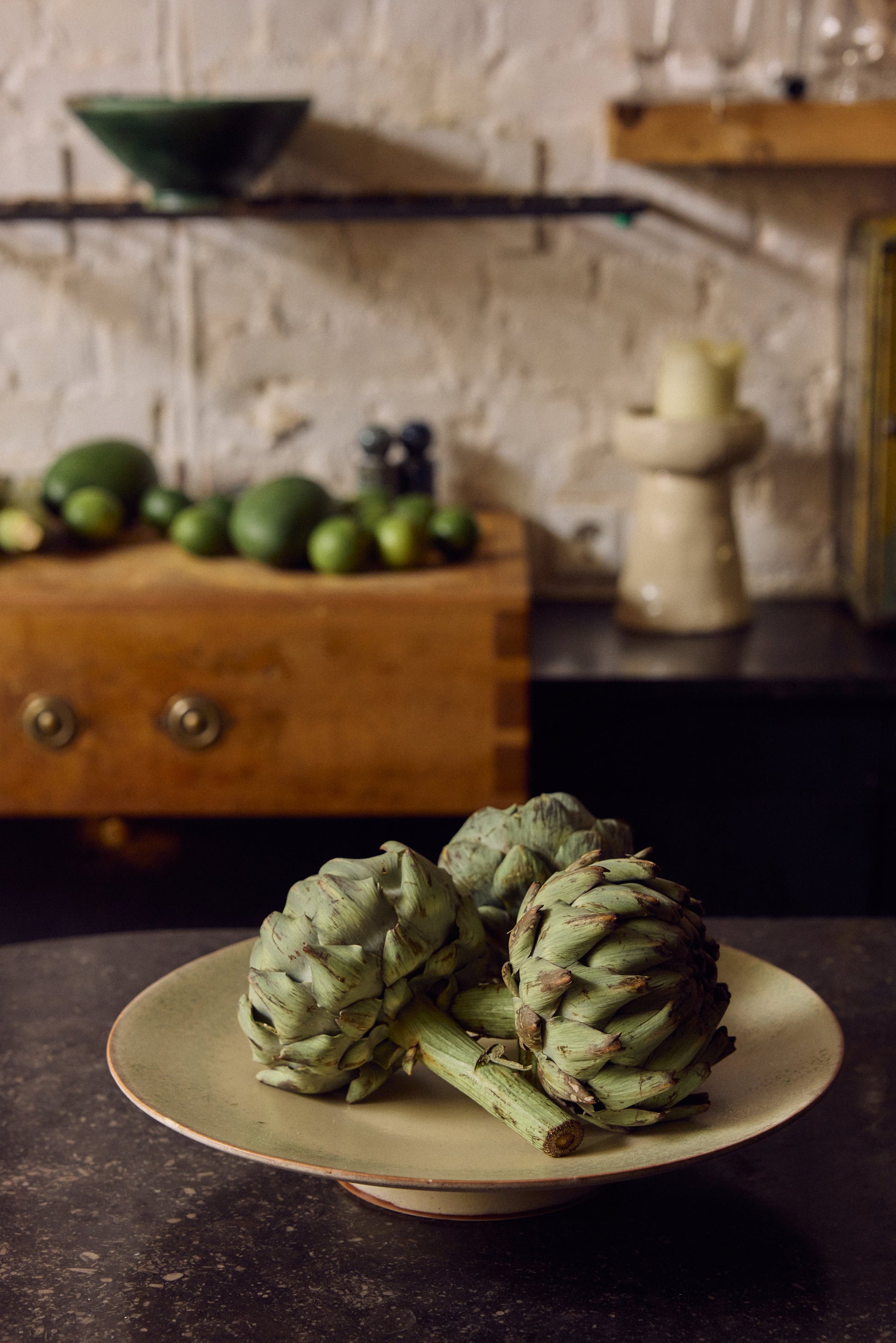 HKLiving 70's Fruitschaal plat Softness op een houten kastje tussen decoratie