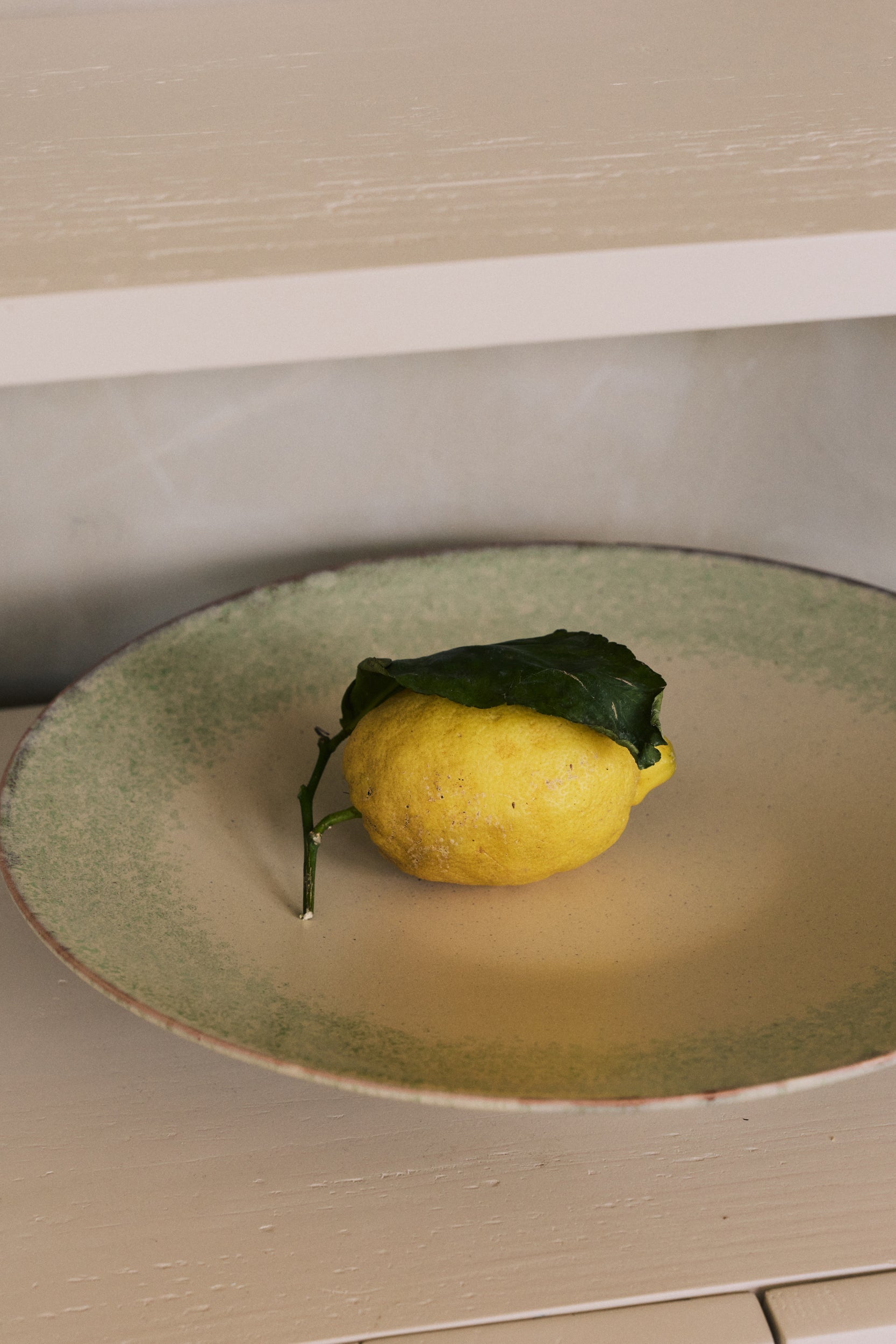 HKLiving 70's Fruitschaal plat Softness met een citroen erin