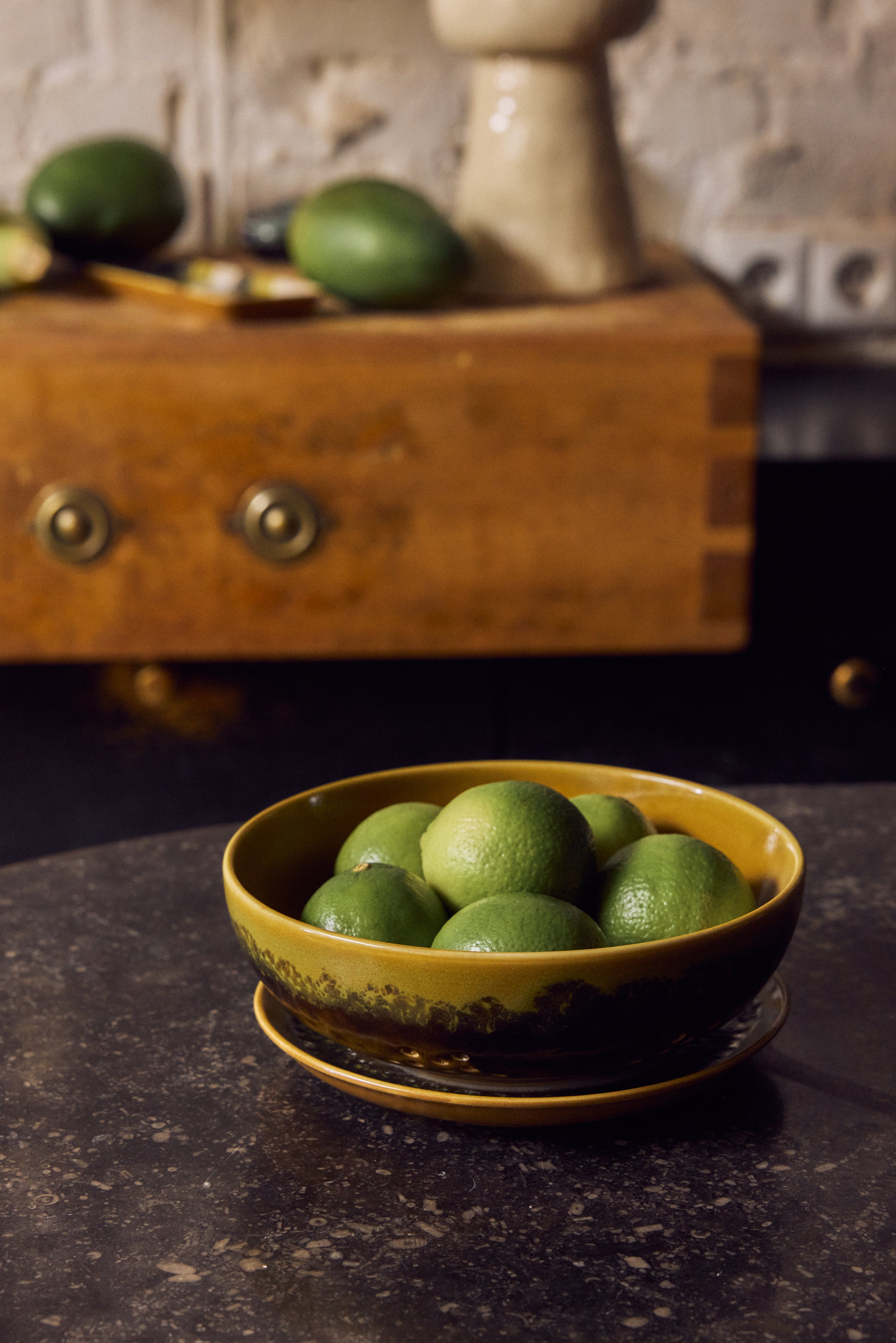 HKLiving 70's Fruitschaal Truffle op een houten kist tussen groen fruit