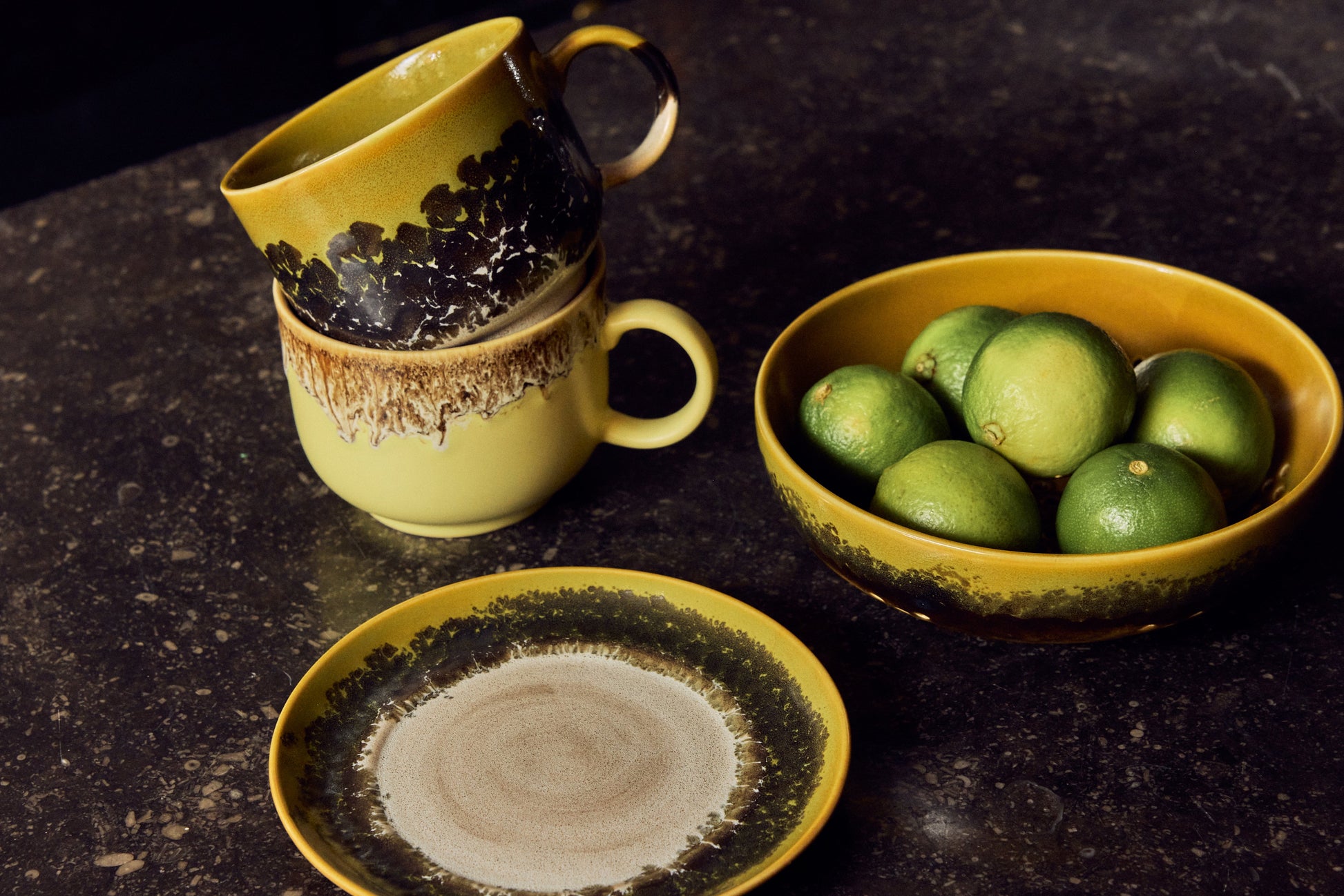 HKLiving 70's Fruitschaal Truffle op het aanrecht tussen bekers en limoenen