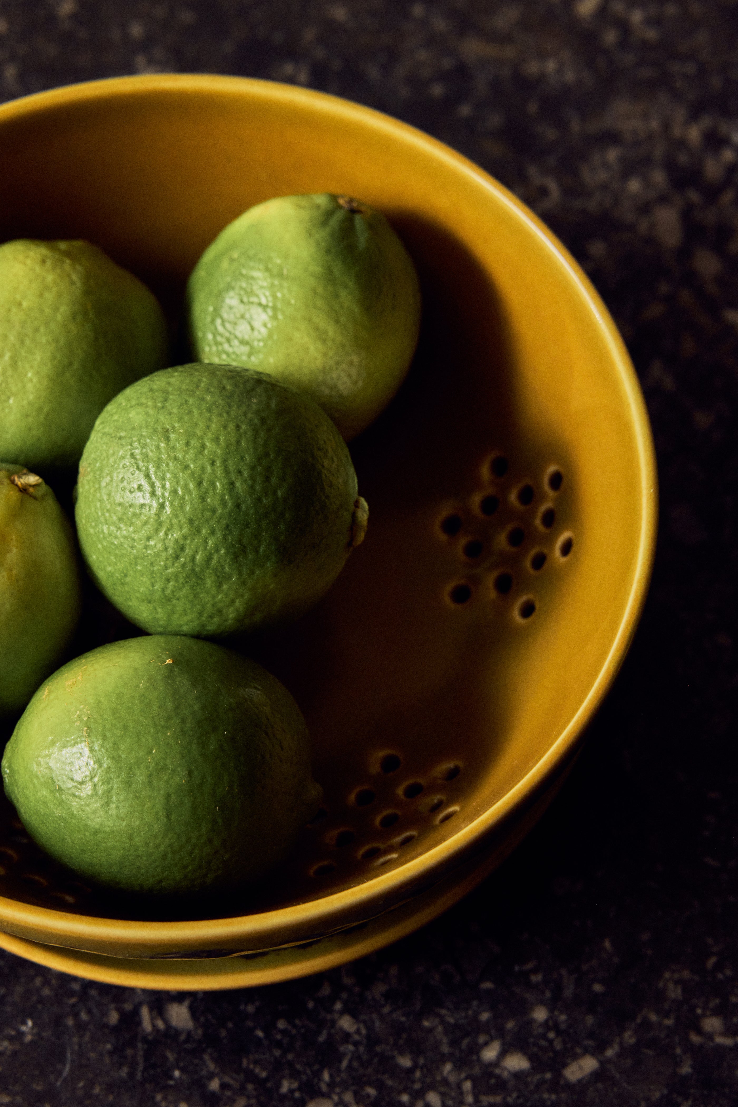 HKLiving 70's Fruitschaal Truffle gevuld met limoenen