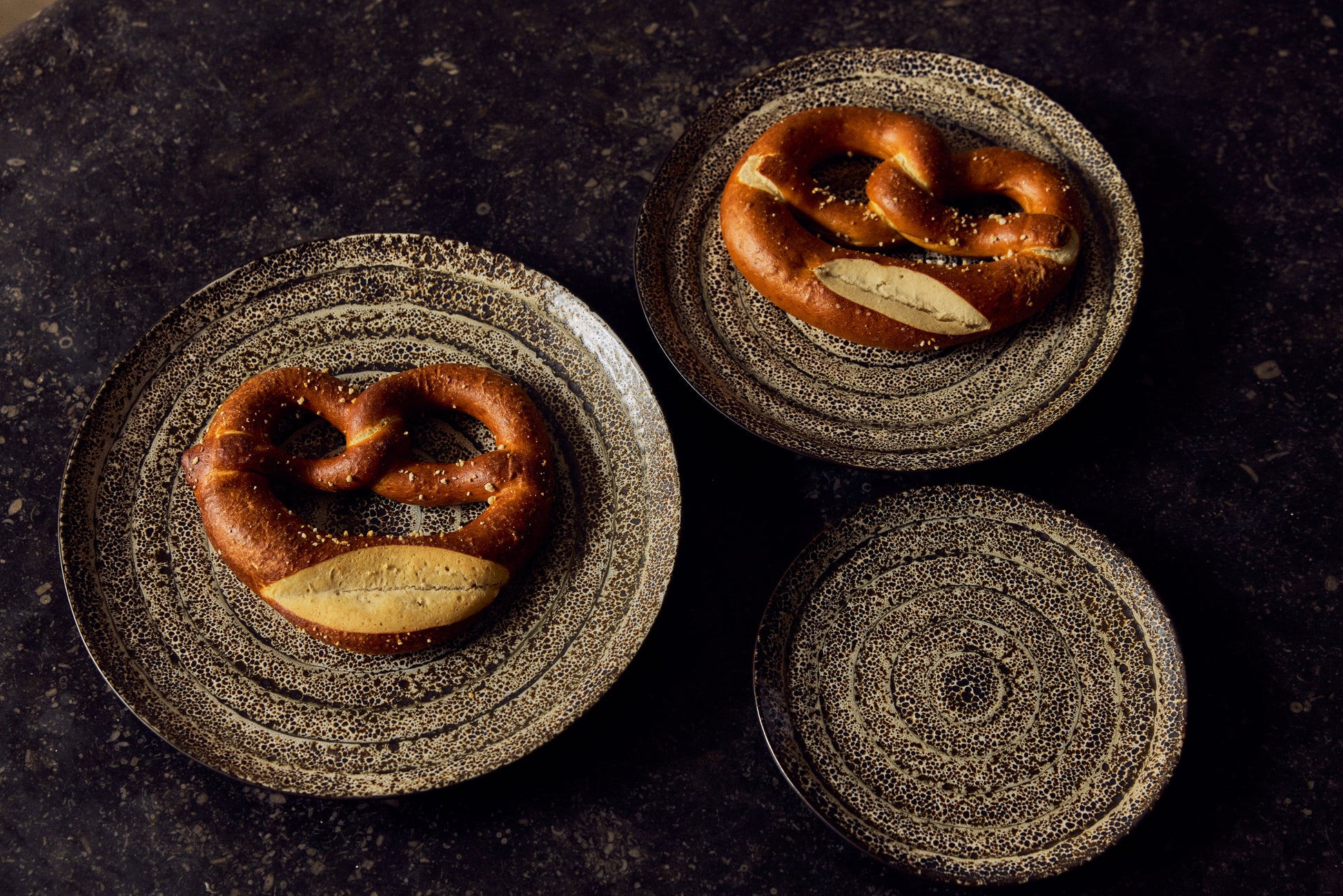 HKLiving 70's Gebaksbord Brew, 3 bordjes met gebak op onderzetters
