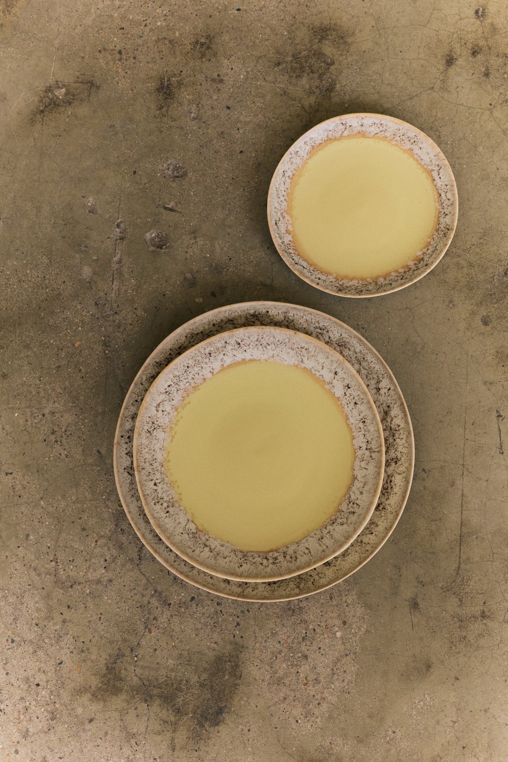 HKLiving 70's Gebaksbord Custard, 2 bordjes gestapeld met een drankje erop