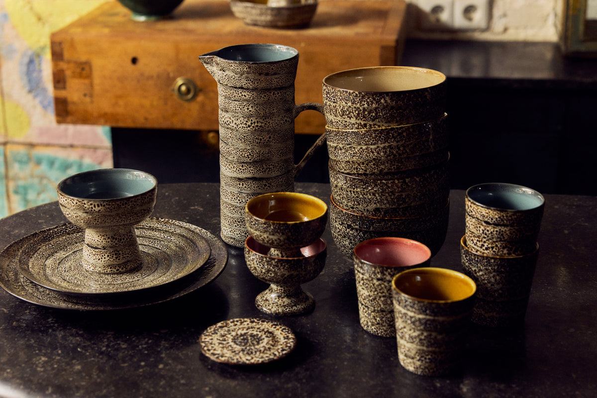 HKLiving 70's Ontbijtbord Brew op een plank tussen ander servies