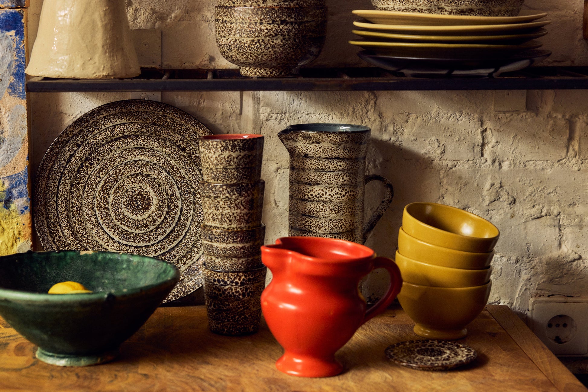 HKLiving 70's Dinerbord Brew in een kast tussen ander servies