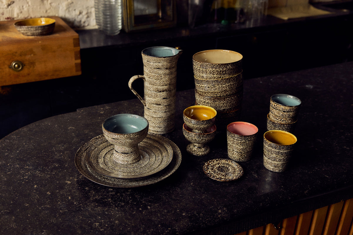 HKLiving 70's Dinerbord Brew op tafel tussen bekers