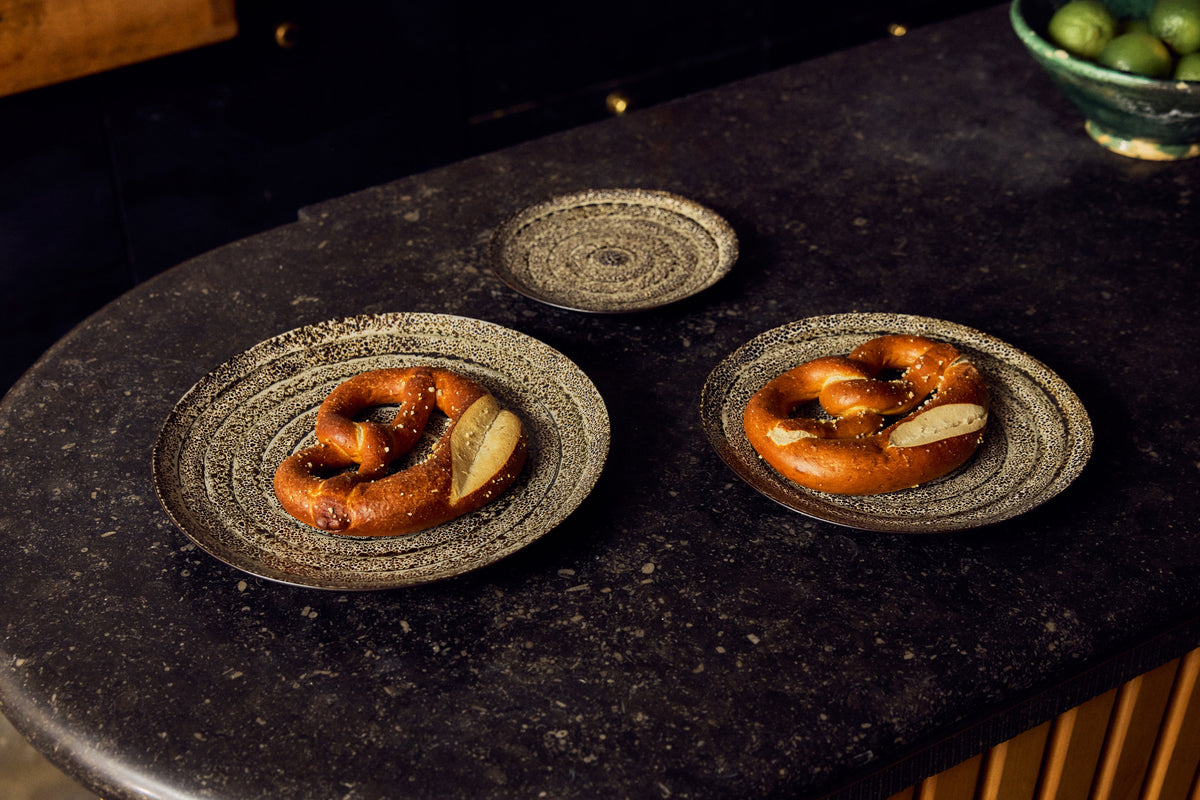HKLiving 70's Dinerbord Brew met gebak erop