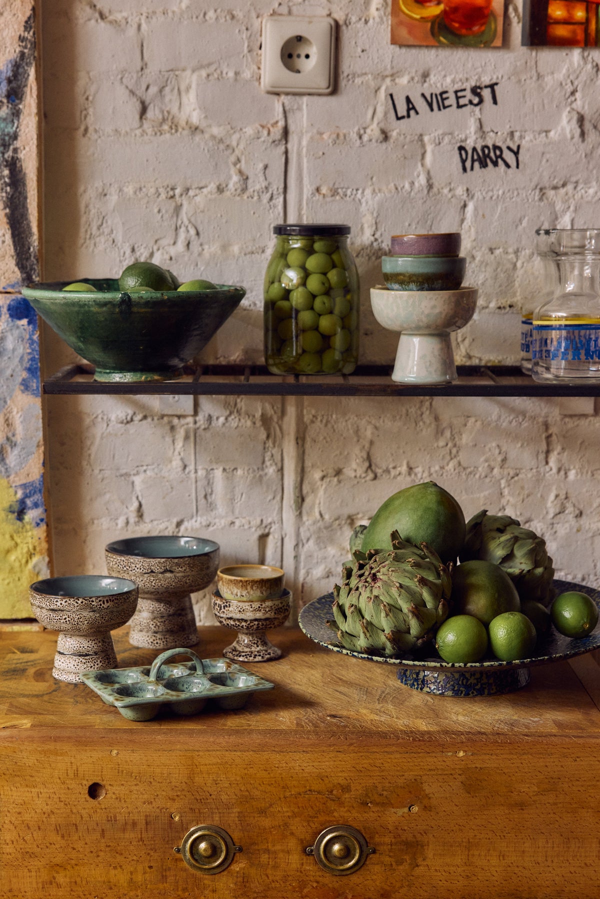 HKLiving 70's Eierschaal Minty op een keukenkastje tussen decoratie