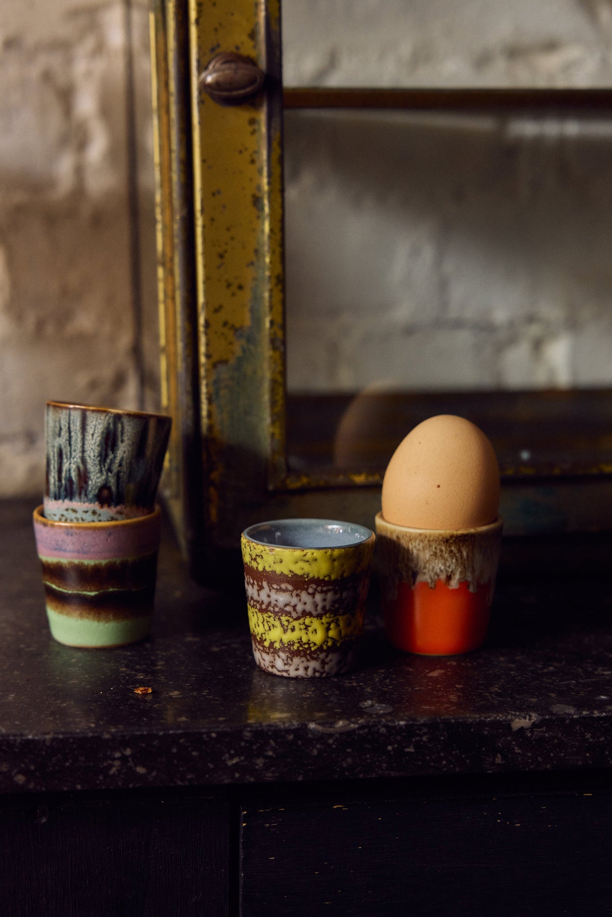 HKLiving 70's Eierdopje Bright Mochi met een ei erin naast een andere kleur
