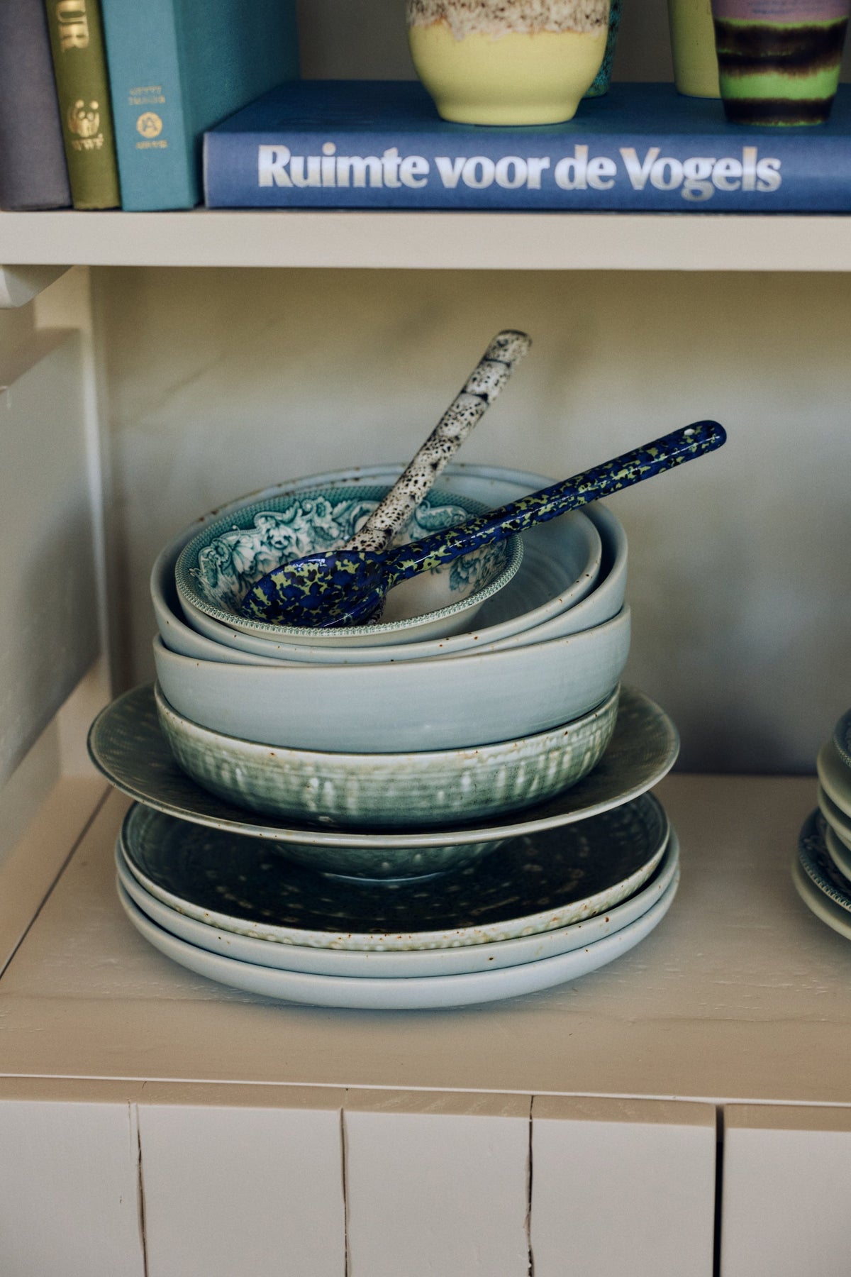 HKLiving 70's Serveerlepels Blues op een plank tussen servies