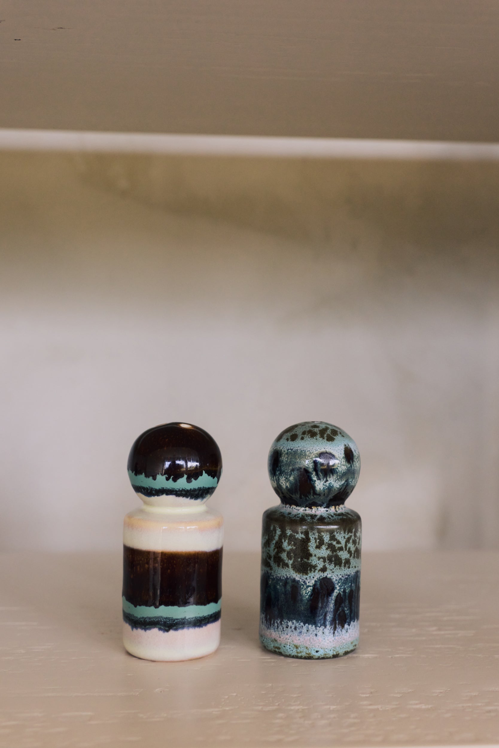 HKLiving 70's Peper- en Zoutstel Swirl op een plank tussen decoratie