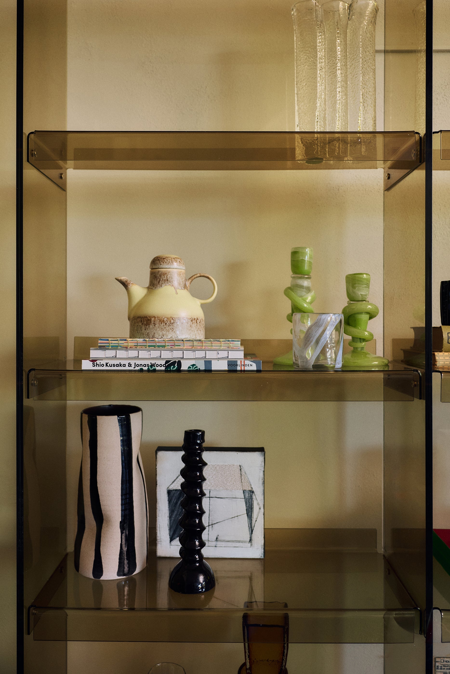 HKLiving 70's Koffiepot Custard in een kast tussen decoratie