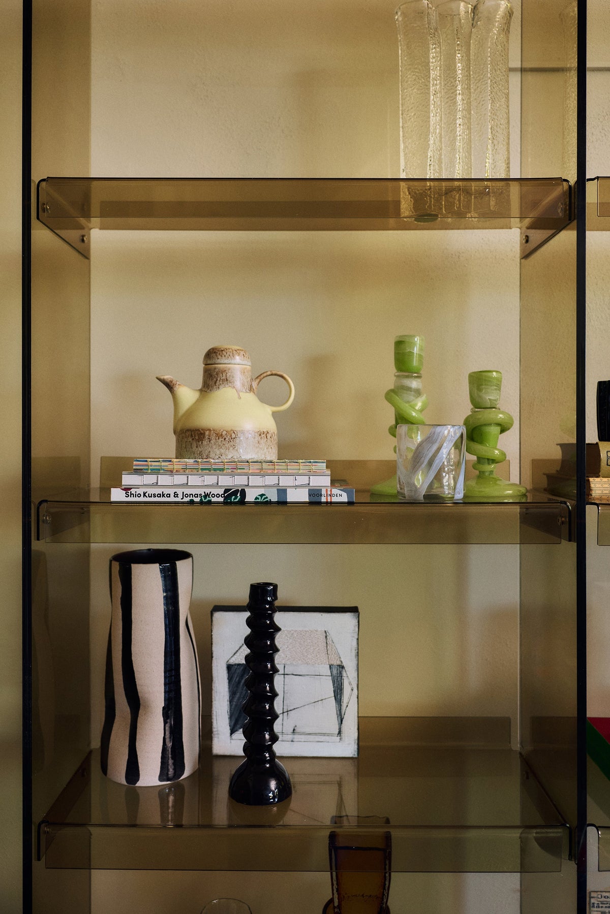 HKLiving 70's Koffiepot Custard in een kast tussen decoratie