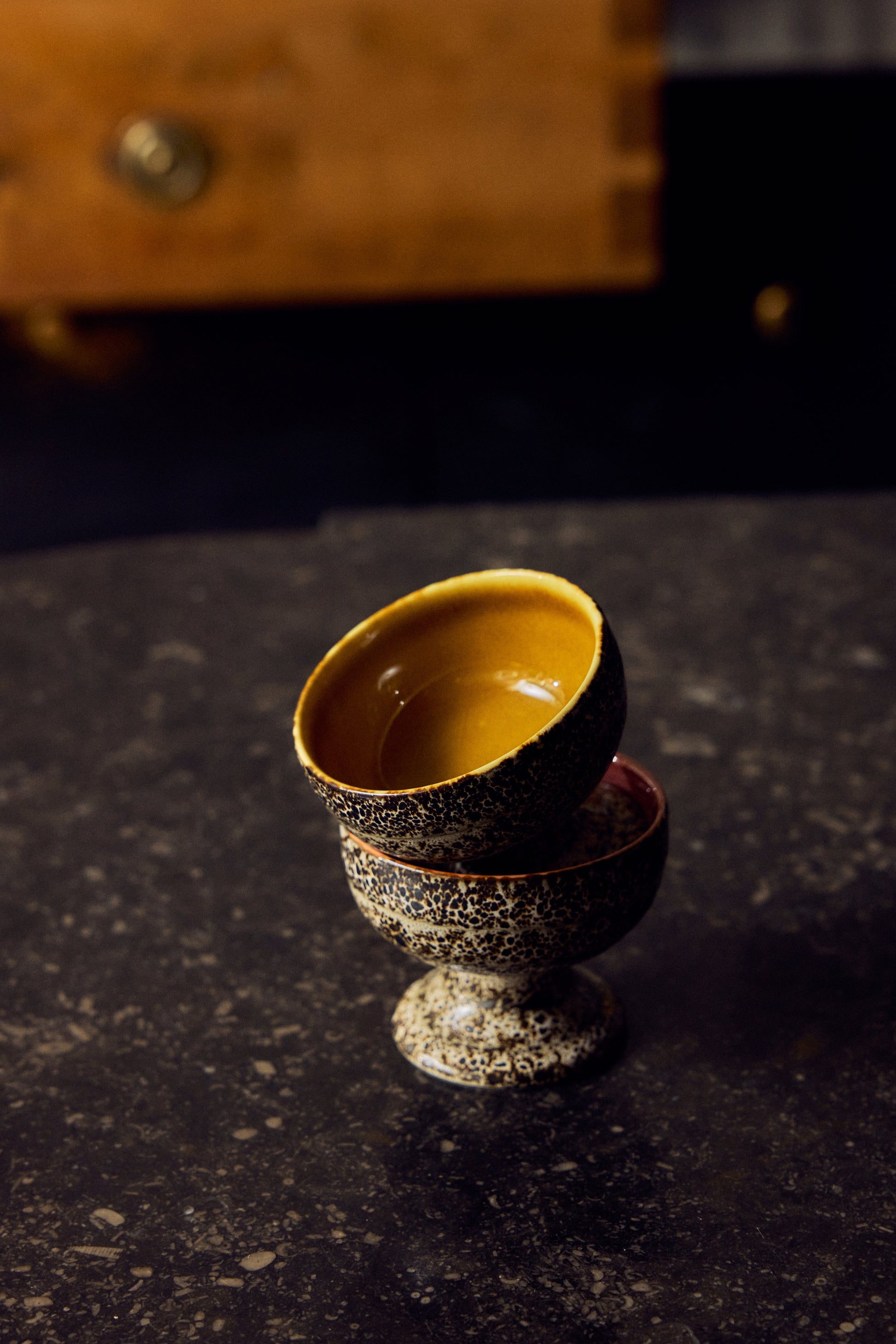 HKLiving 70's Medium Coupes set van 2 Brew tegen een donkere achtergrond