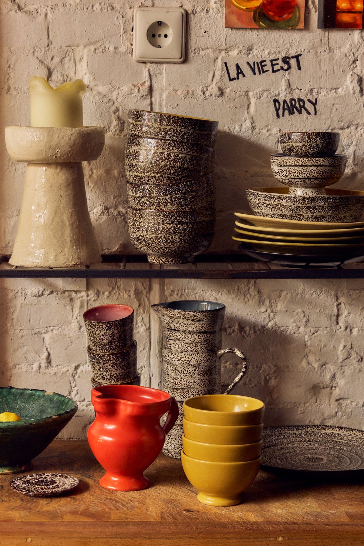 HKLiving 70's Noodle Schaaltjes set van 4 Brew op een plank tussen decoratie