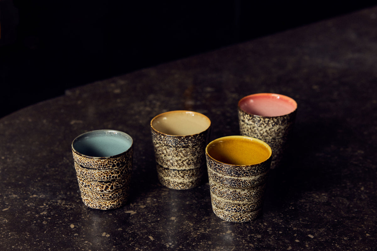 HKLiving 70's Koffiemokken set van 4 Brew tegen een donkere achtergrond