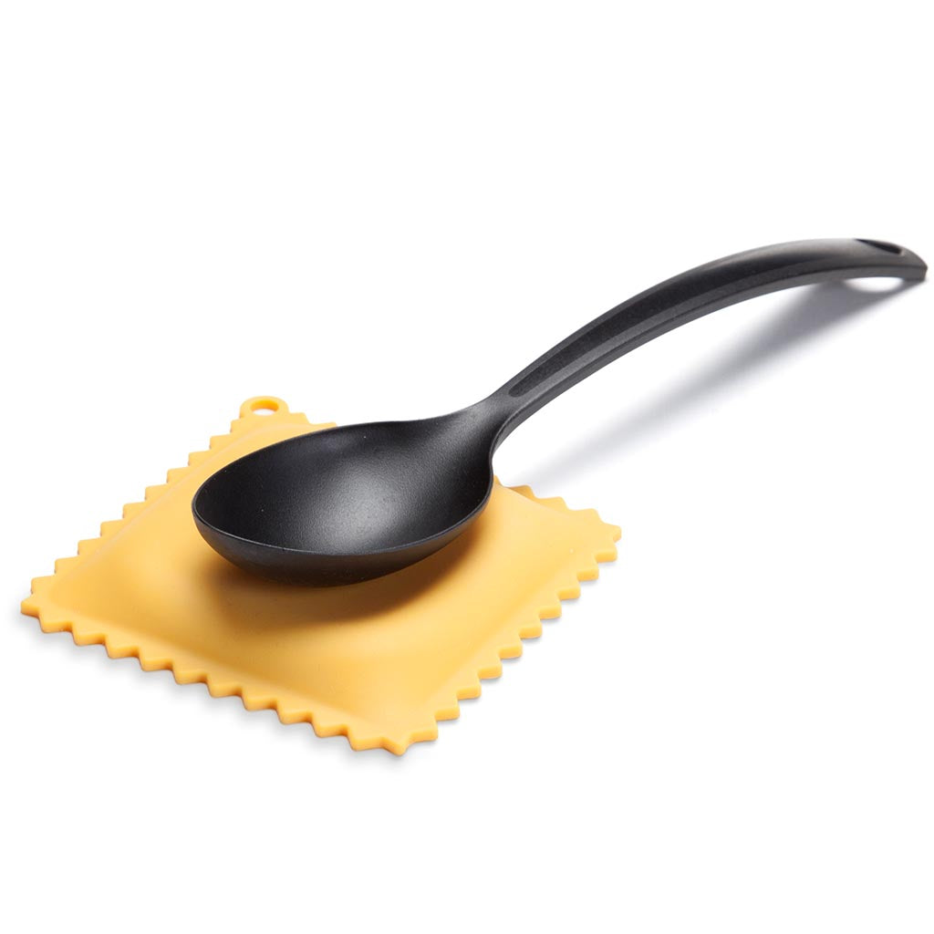 Monkey Business Ravioli Lepelhouder op witte achtergrond