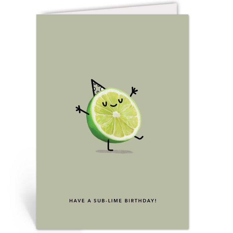 Opengevouwen wenskaart 'Have A Sub-Lime Birthday' van Depre Design op saliegroene achtergrond, met een dansende illustratie van een limoenschijfje met puntmuts, witte envelop op de achtergrond.