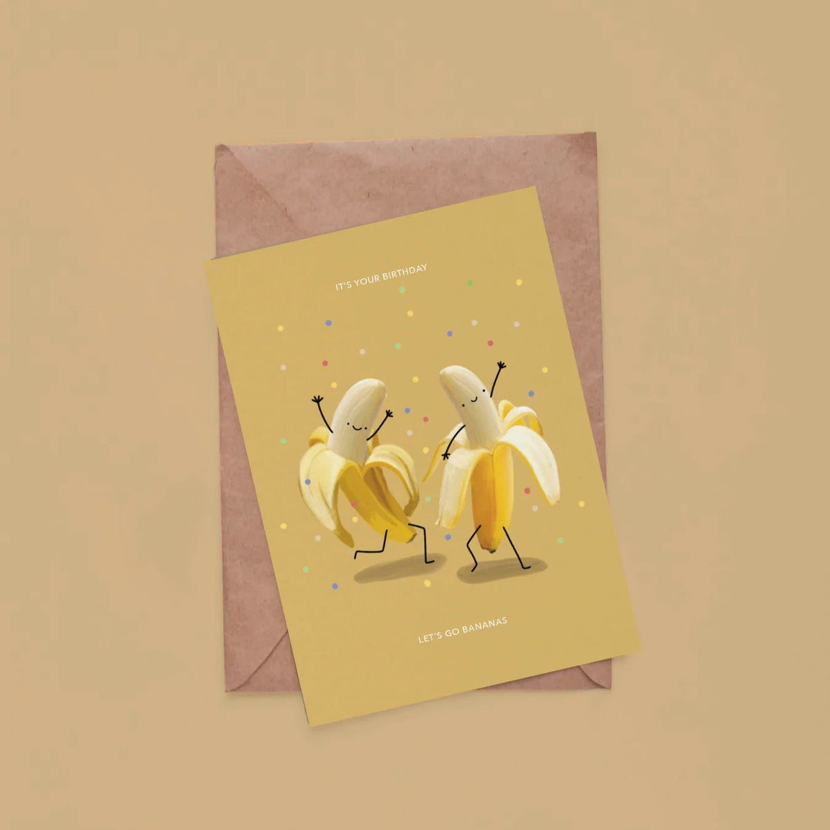 Gele wenskaart met twee dansende bananen en confetti, tekst "It's your birthday, let's go bananas"