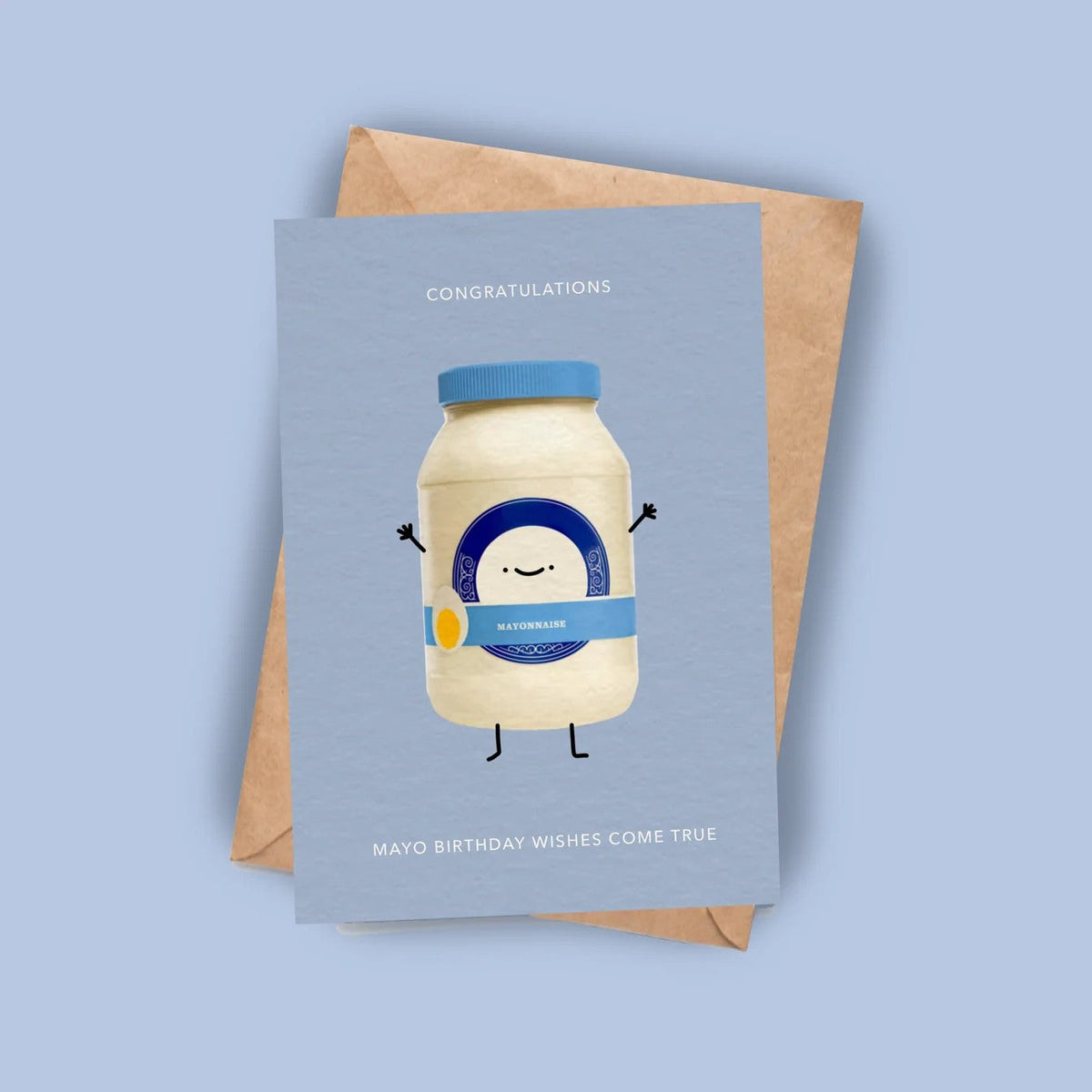 Wenskaart van Depre Design met een geïllustreerd potje mayonaise en de tekst 'Mayo birthday wishes come true', op een kraft envelop tegen een lichtblauwe achtergrond.