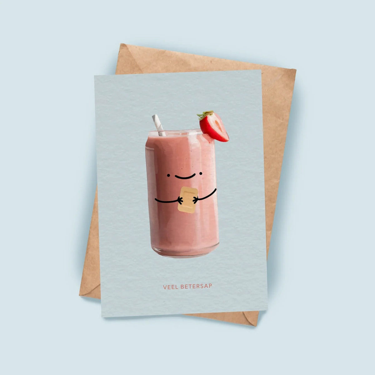 Beterschapskaart van Depre Design met een roze smoothieblikje vol pleisters en de tekst "Veel betersap" op een lichtblauwe achtergrond.