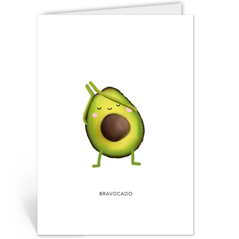 Wenskaart met avocado-illustratie liggend op een kraft envelop tegen witte achtergrond
