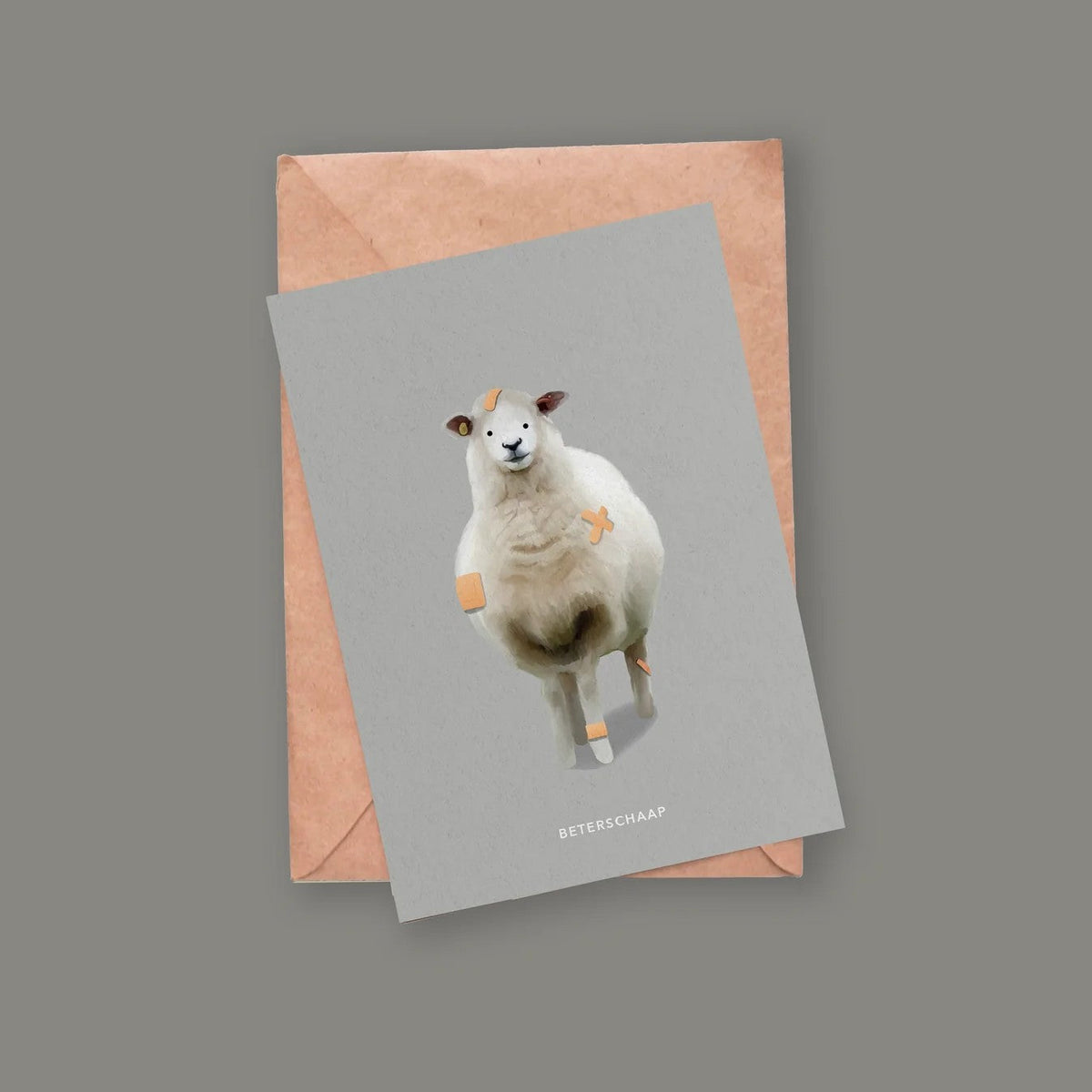 Grijze beterschapskaart van Depre Design met een geïllustreerd schaap vol pleisters en de tekst "Beterschaap".