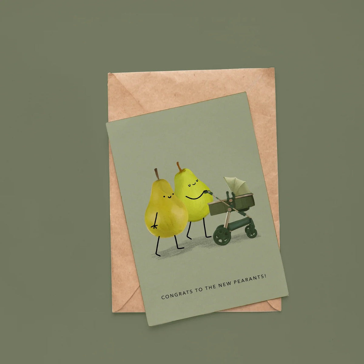 Groene geboortekaart met peren- en kinderwagen-illustratie, liggend op een kraftpapieren envelop.