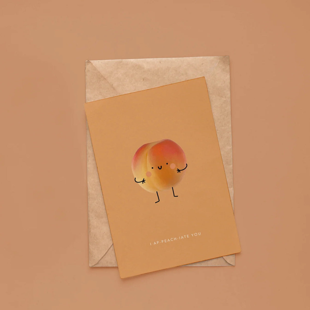 Wenskaart met perzik-illustratie op een halfdoorzichtige kraft envelop tegen oranje achtergrond