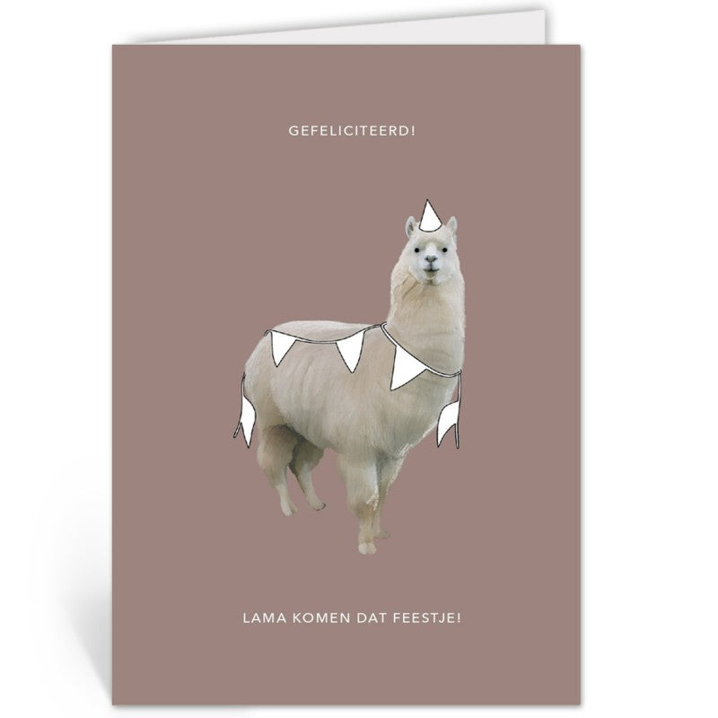 Opengevouwen wenskaart 'Lama Komen Dat Feestje' van Depre Design met de lama-illustratie en de tekst Gefeliciteerd, witte envelop op de achtergrond.