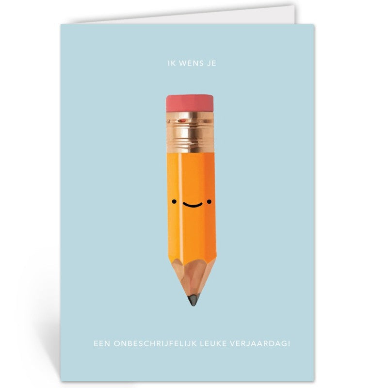 Opengevouwen wenskaart 'Ik Wens Je Een Onbeschrijfelijk Leuke Verjaardag' van Depre Design met de potlood-illustratie, witte envelop op de achtergrond.