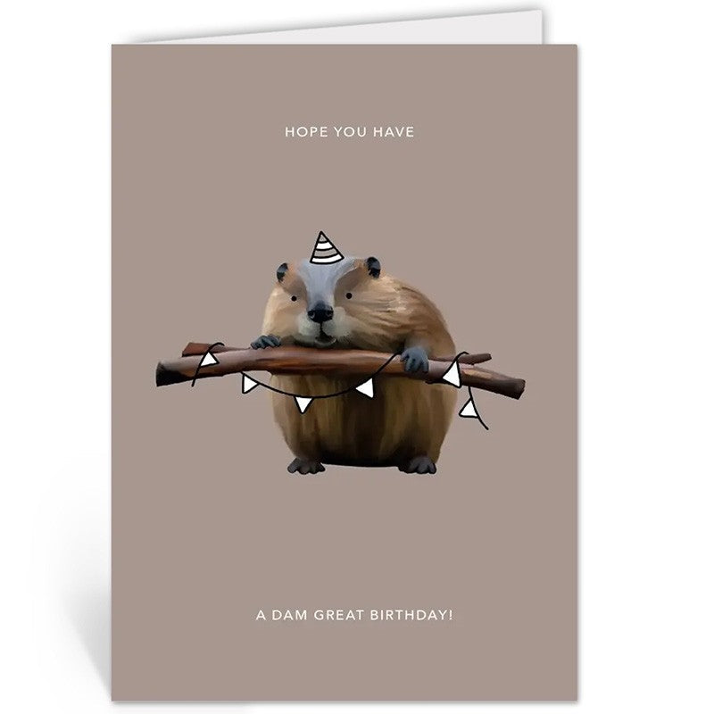 Opengevouwen wenskaart 'Have A Dam Great Birthday' van Depre Design met de bever-illustratie, witte envelop op de achtergrond.