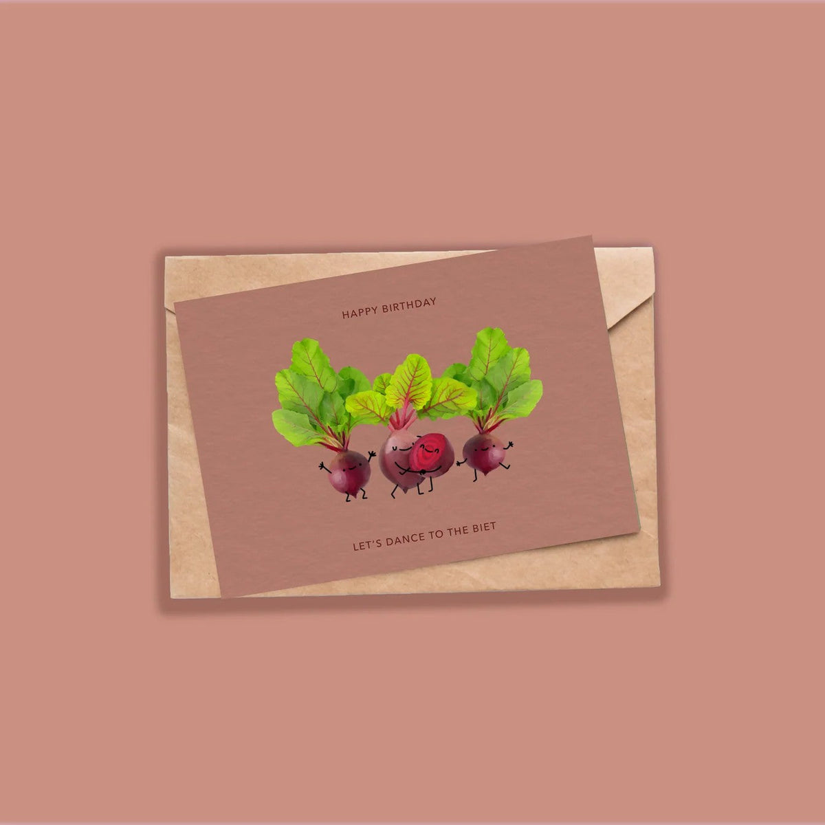 Wenskaart van Depre Design met drie dansende bietjes en de tekst 'Let's dance to the biet', op een kraft envelop tegen een terracotta achtergrond.