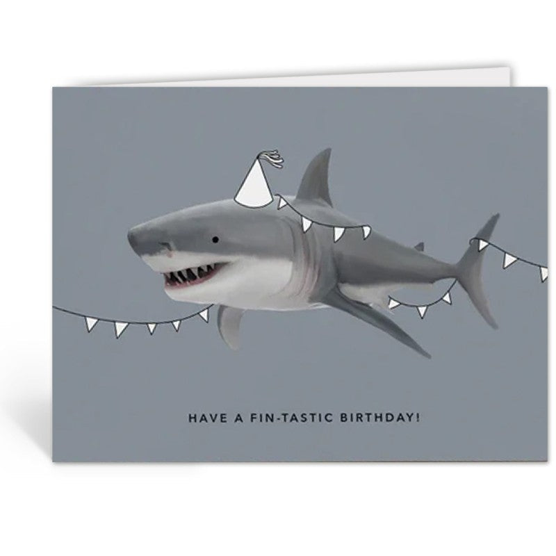 Opengeslagen verjaardagskaart met een haai met puntmuts en vlaggenlijn, tekst 'Have a fin-tastic birthday!' onderaan.