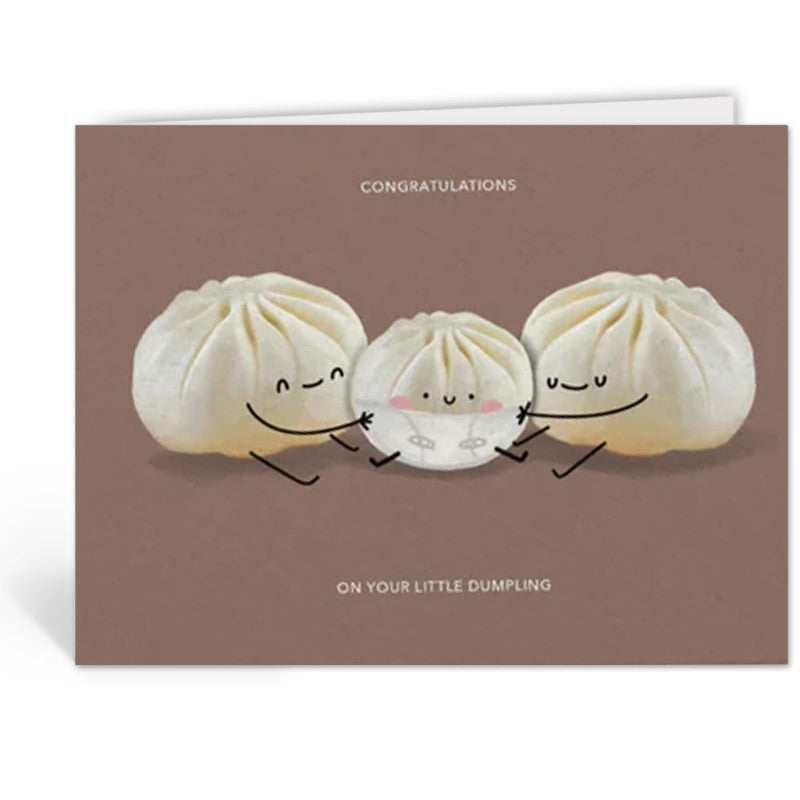 Wenskaart met drie knuffelende dumplings, rechtop staand geopend tegen een witte achtergrond