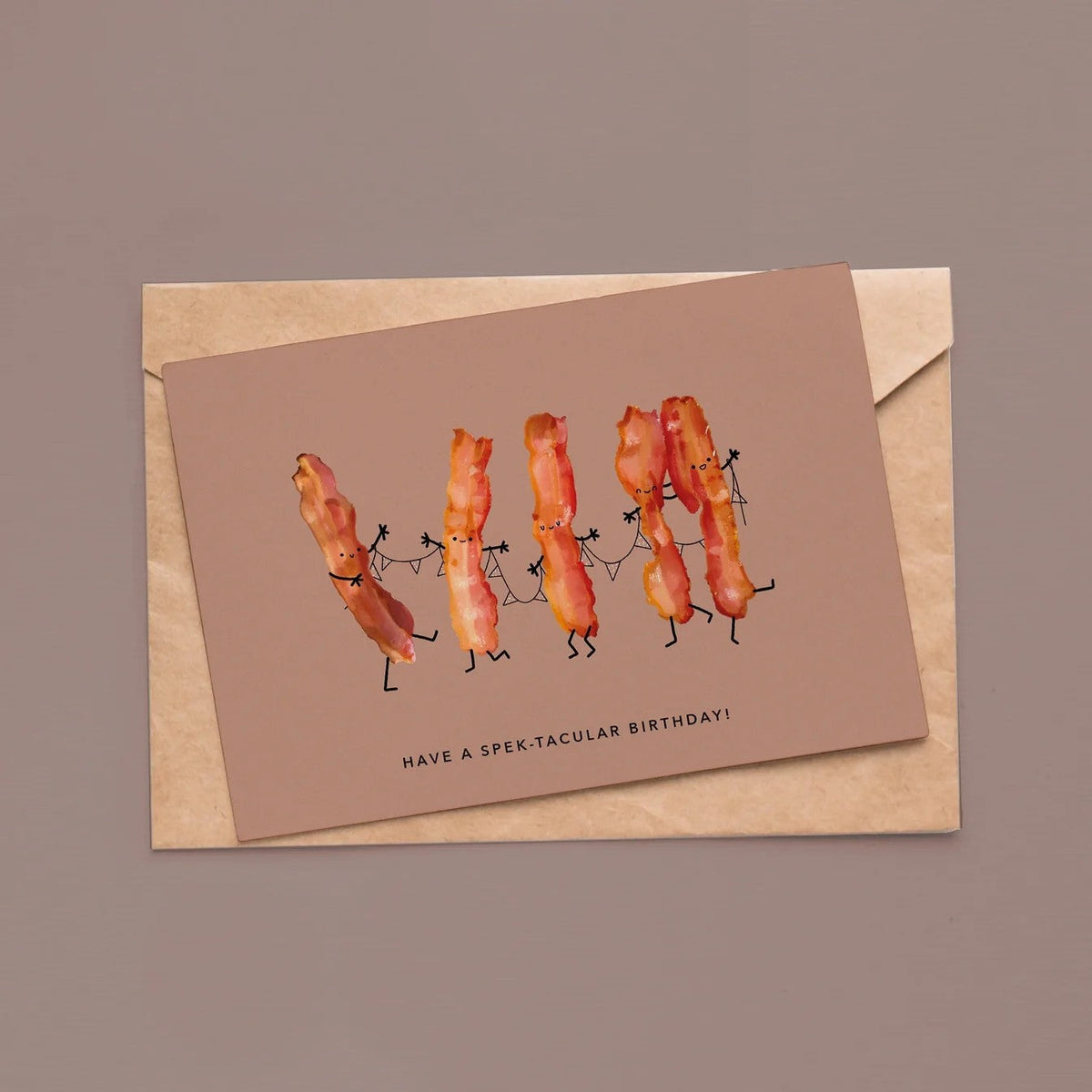 Verjaardagskaart van Depre Design met vijf dansende plakjes spek en de tekst "Have a spek-tacular birthday" op een taupe achtergrond.