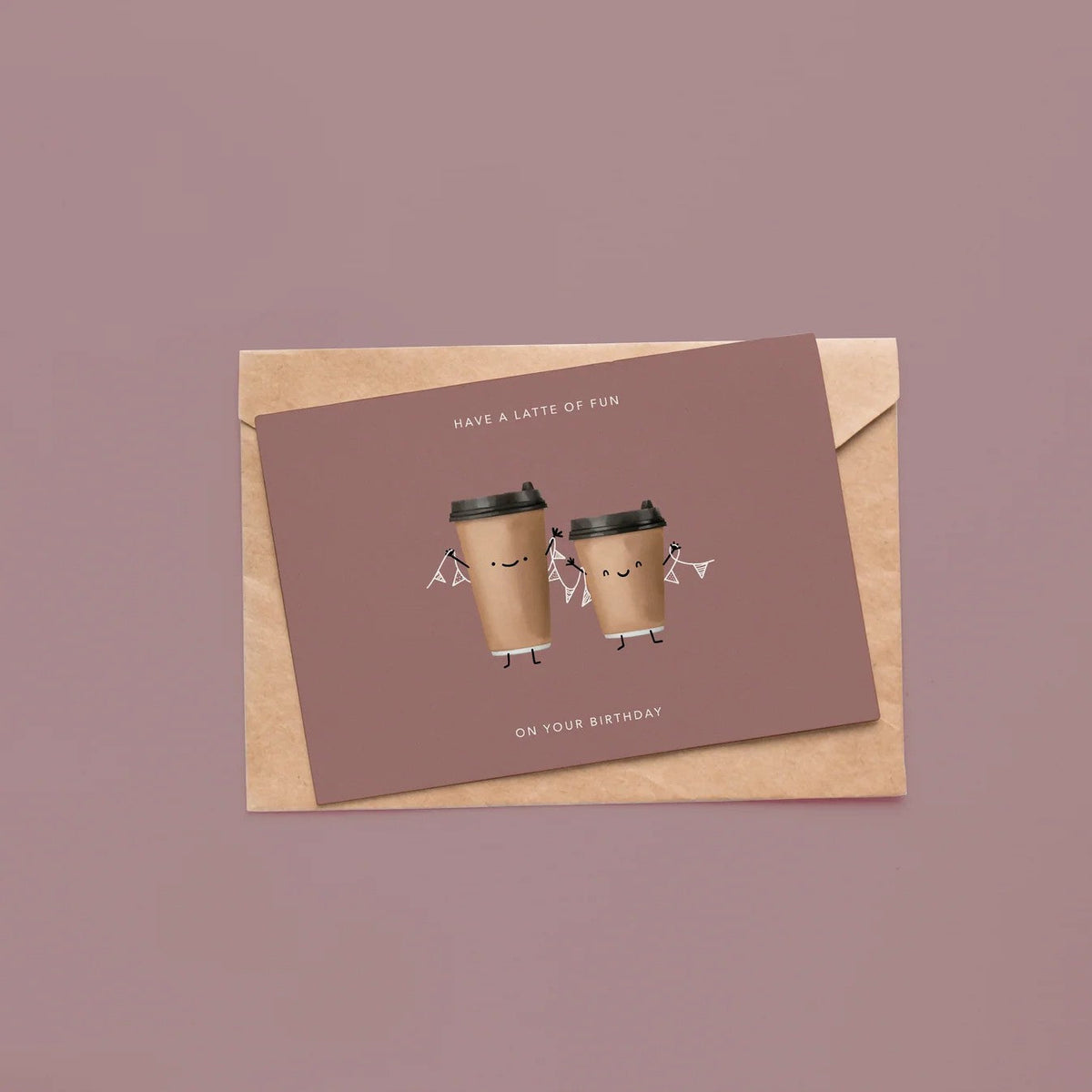 Verjaardagskaart van Depre Design met twee lachende koffiebekers die een vlaggenlijn vasthouden, op een mauve achtergrond.