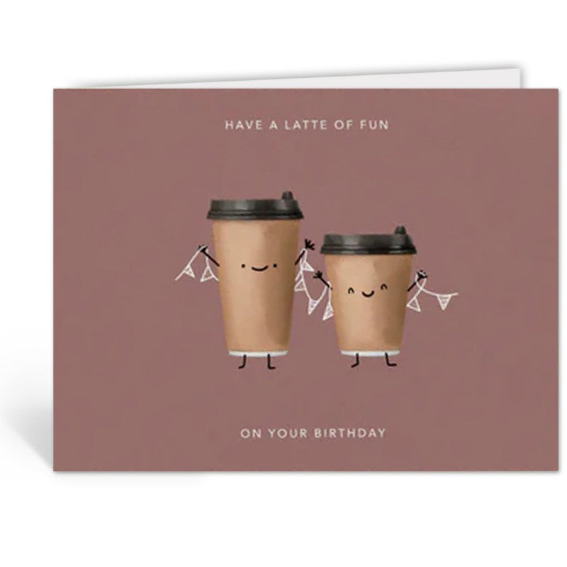 Mauve verjaardagskaart met twee koffiebeker-illustraties, liggend op een kraftpapieren envelop.