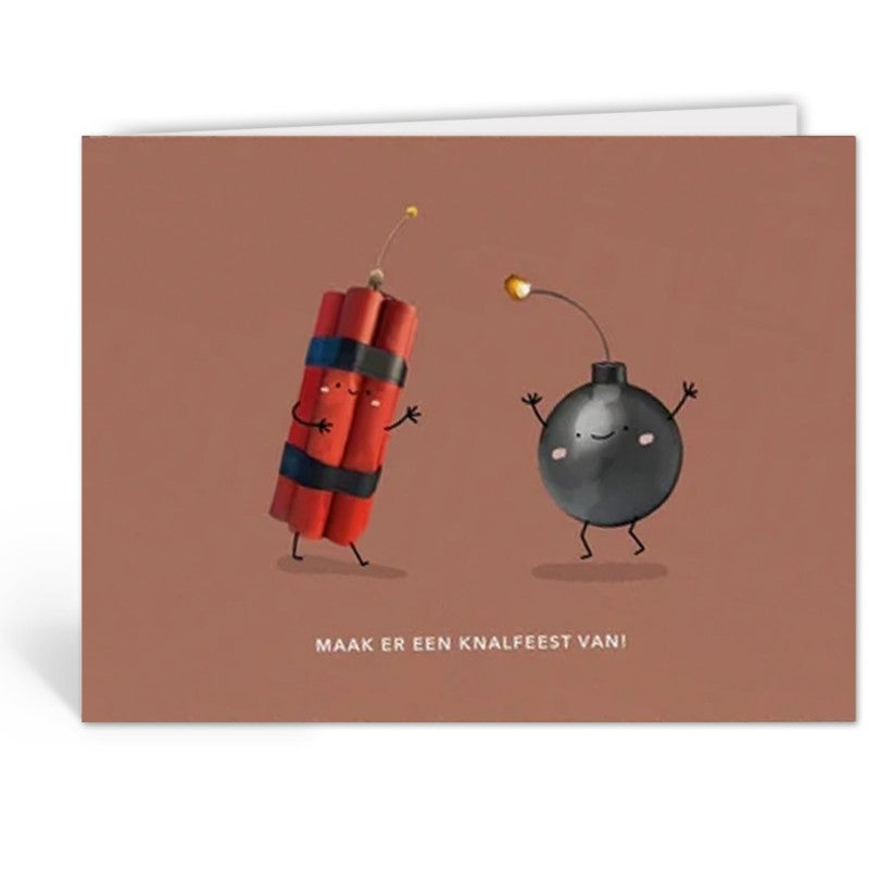 Wenskaart met vuurwerk-illustratie liggend op een kraft envelop tegen terracotta achtergrond