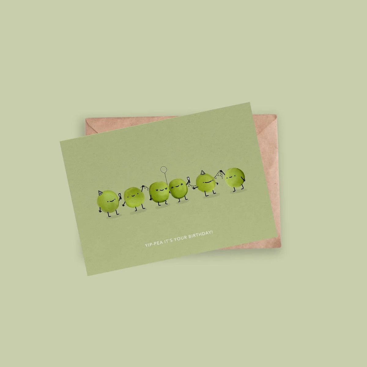 Wenskaart met dansende erwtjes op een sage groene achtergrond, met bijpassende kraft envelop