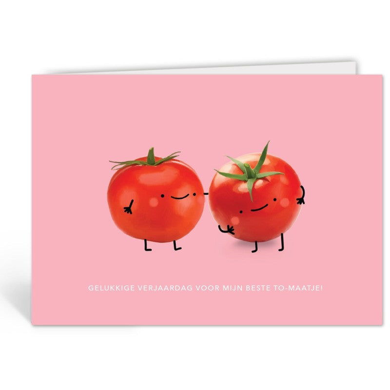 Opengevouwen wenskaart 'Gelukkige Verjaardag Voor Mijn Beste To-Maatje' van Depre Design met de twee tomaatjes-illustratie, witte envelop op de achtergrond.