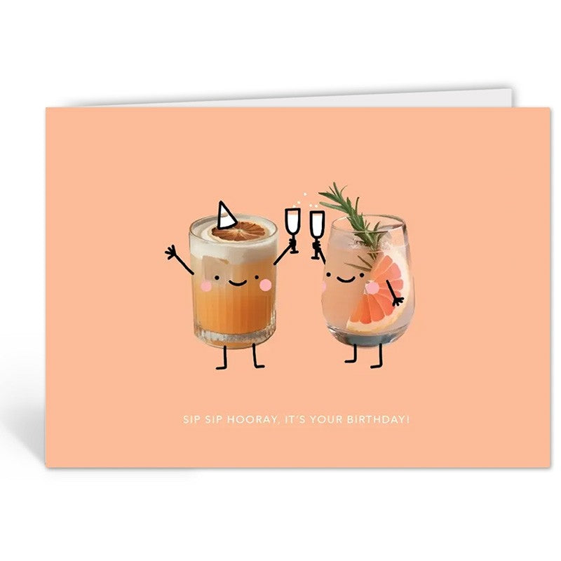 Opengevouwen wenskaart 'Sip Sip Hooray, It's Your Birthday' van Depre Design met de twee cocktail-illustraties, witte envelop op de achtergrond.